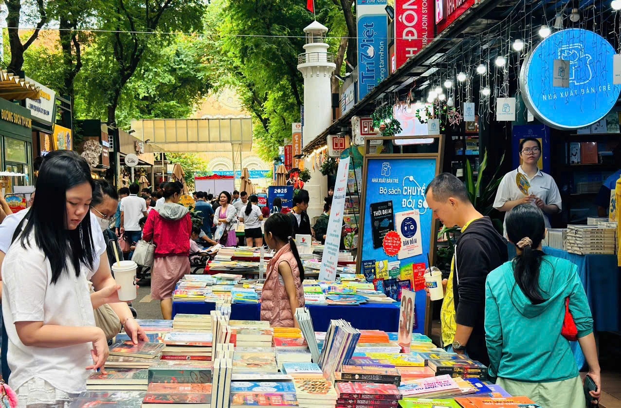 Du khách tham quan Đường sách TP.HCM